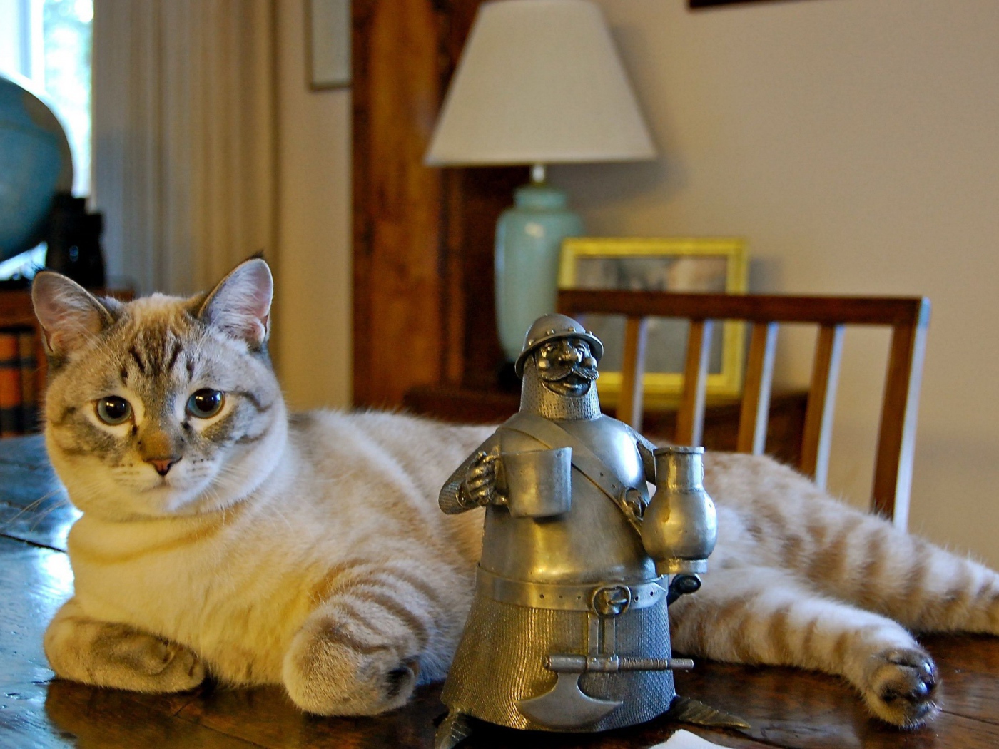 Кот у статуэтки