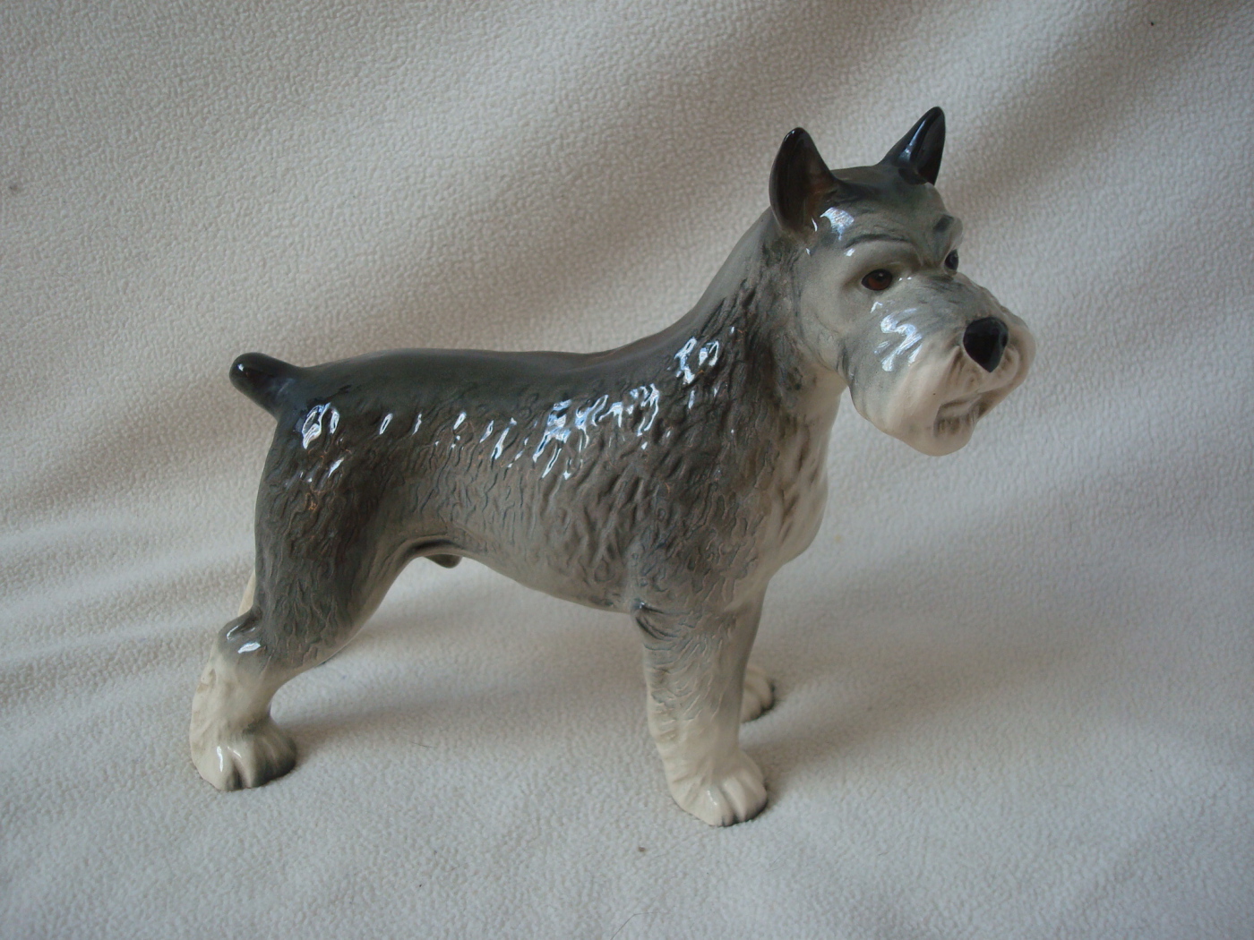 Фигурка собаки шнауцера