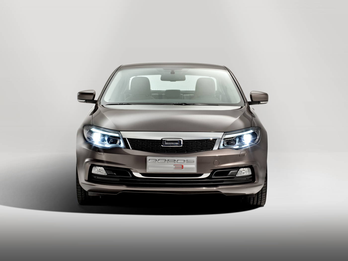 Красивый автомобиль Qoros 3 2014