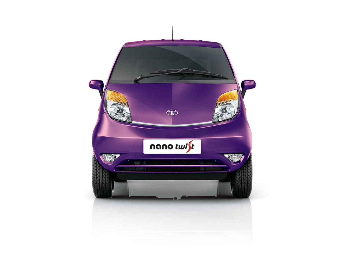 Красивый автомобиль Tata Nano 2014