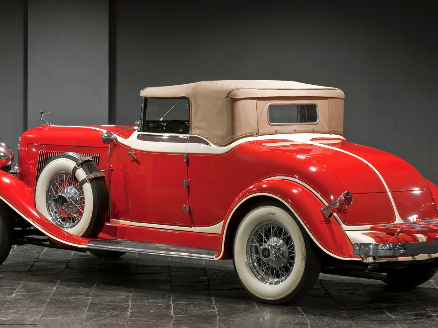 Старый красный автомобиль