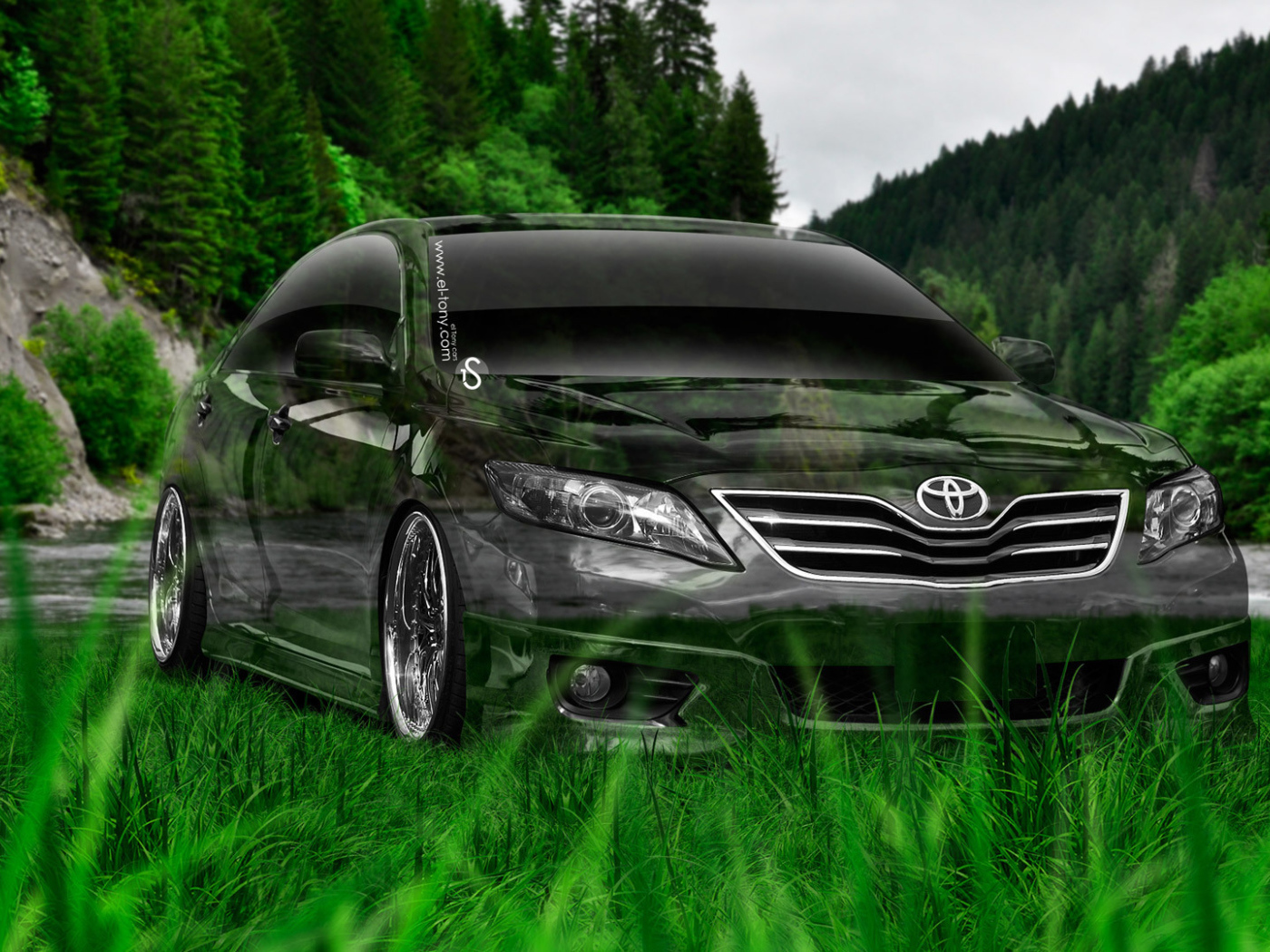 Toyota Camry на берегу реки