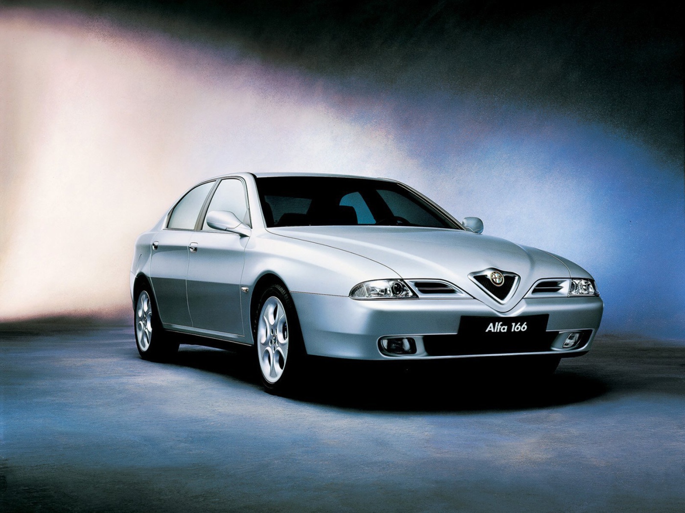Красивый автомобиль Alfa Romeo 166