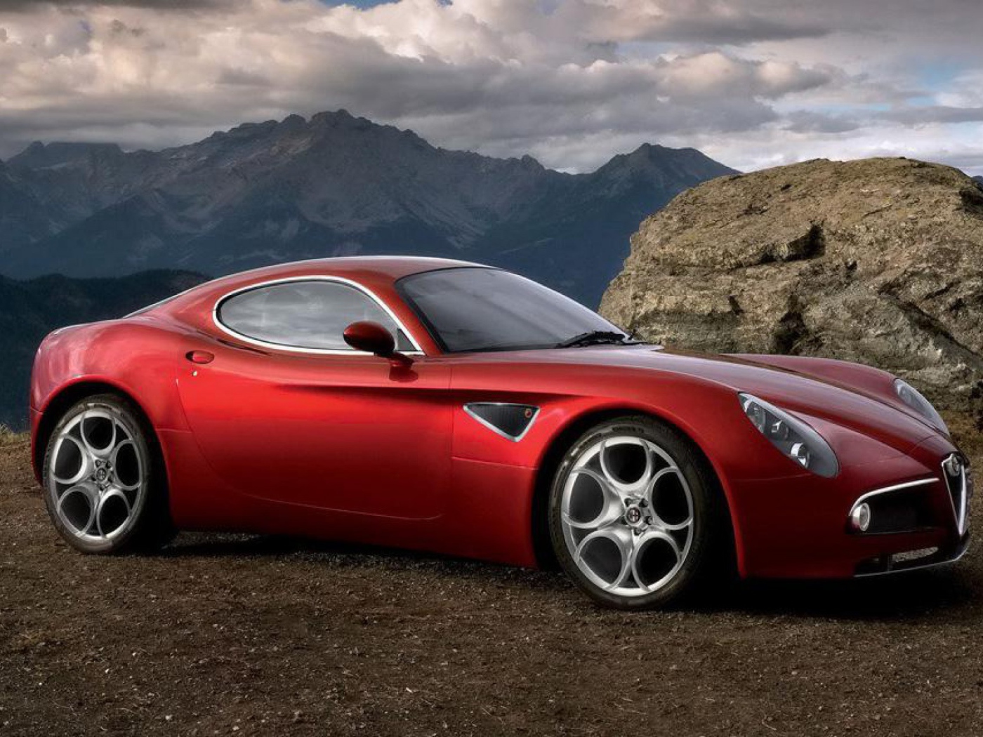 Красивый автомобиль Alfa Romeo 8c competizione в Москве