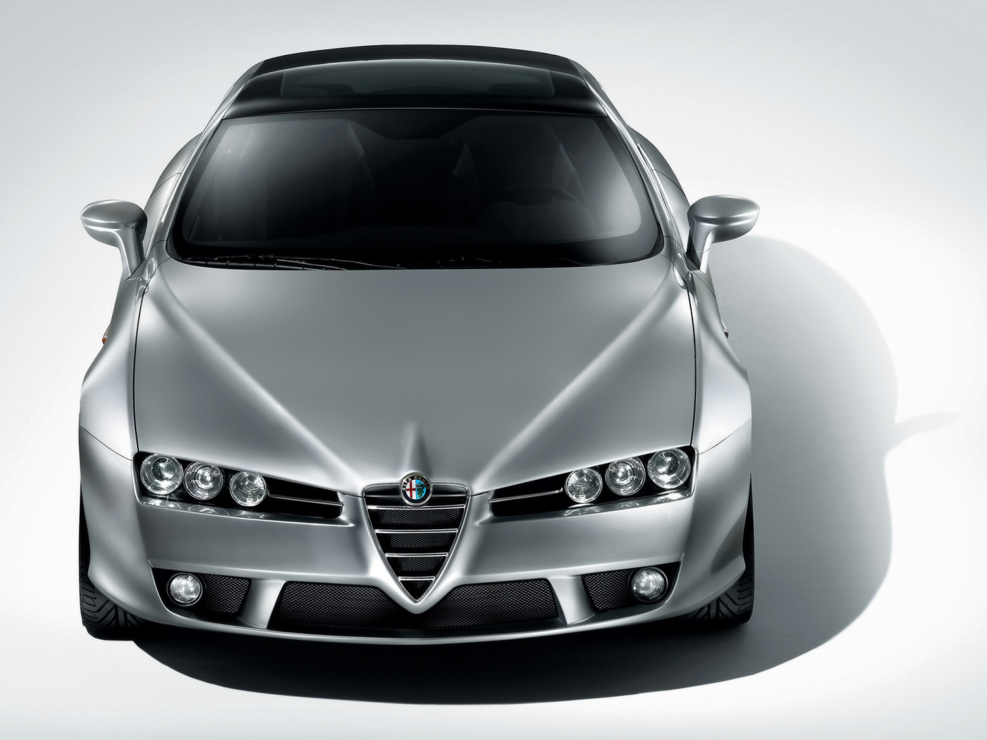Красивый автомобиль Alfa Romeo brera в Москве