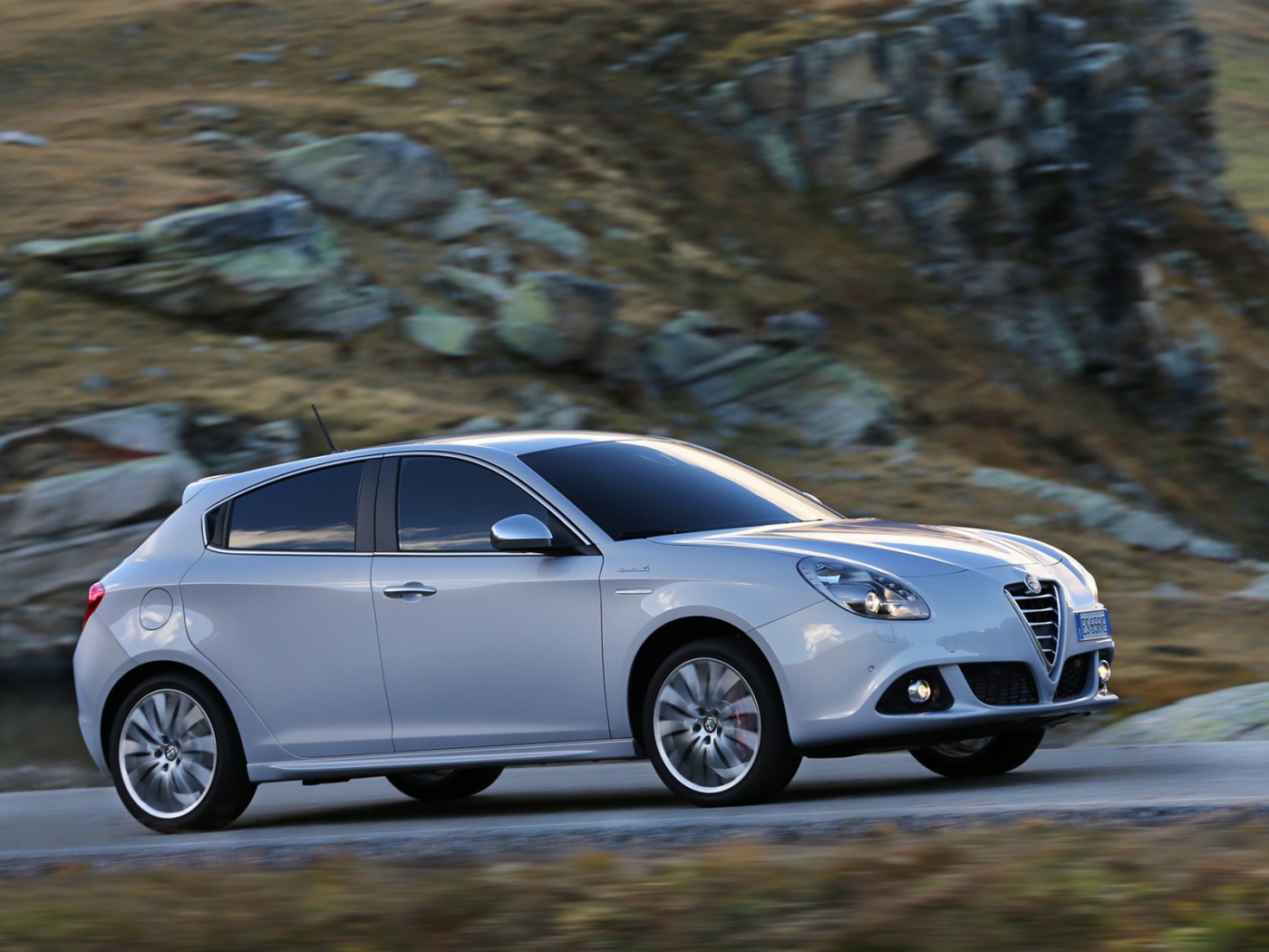 Красивый автомобиль Alfa Romeo giulietta 2014