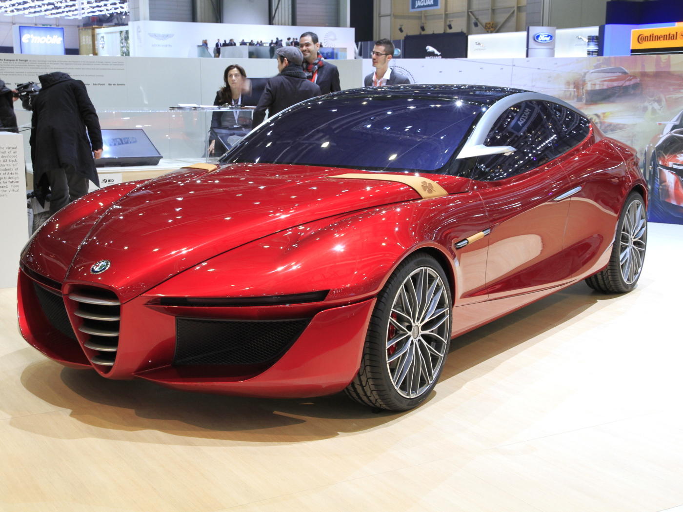 Красивый автомобиль Alfa Romeo gloria