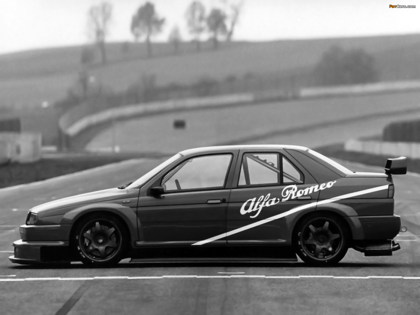 Автомобиль марки Alfa Romeo модели 155