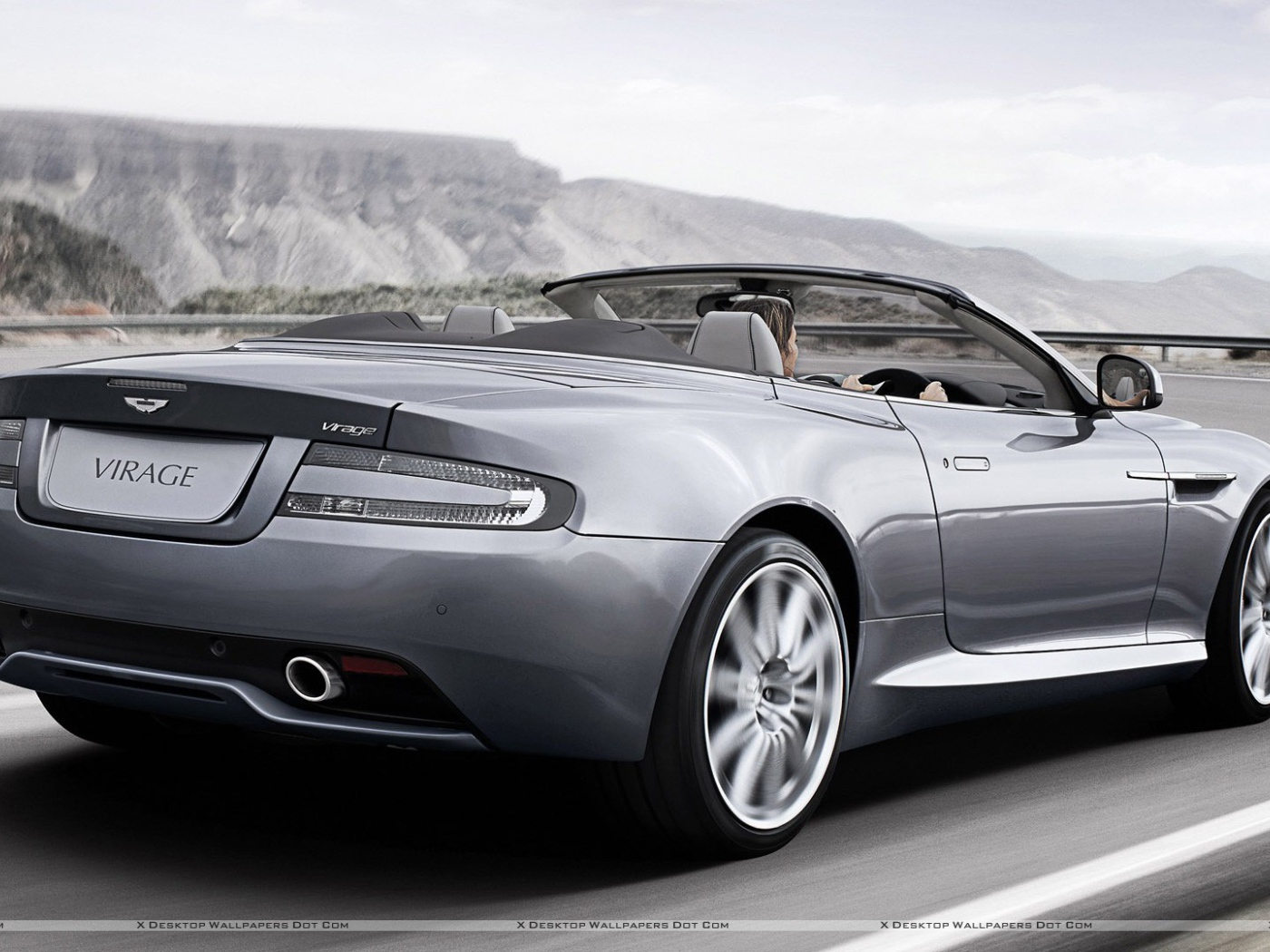 Автомобиль Aston Martin virage на дороге