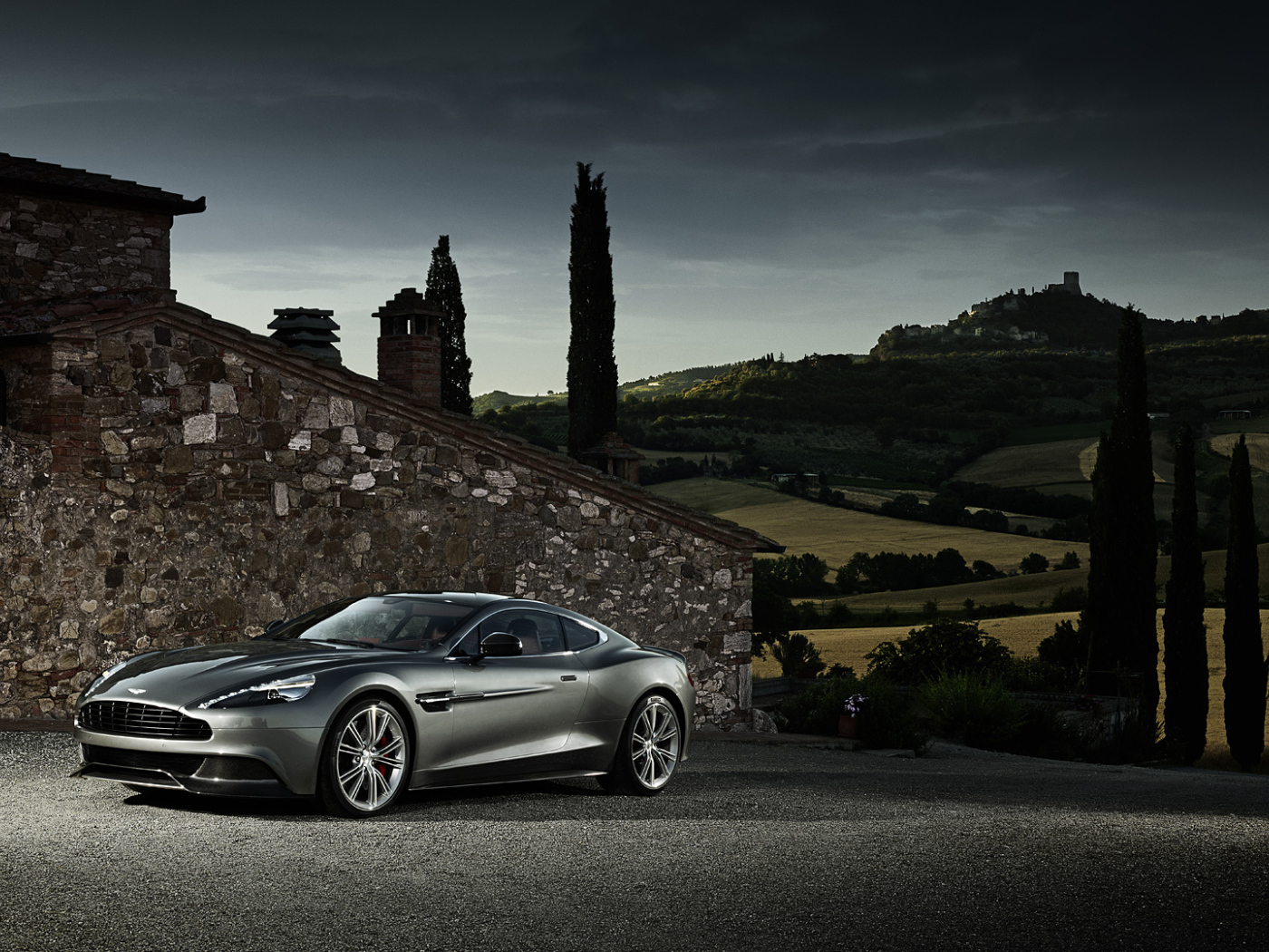 Красивый автомобиль Aston Martin 2013