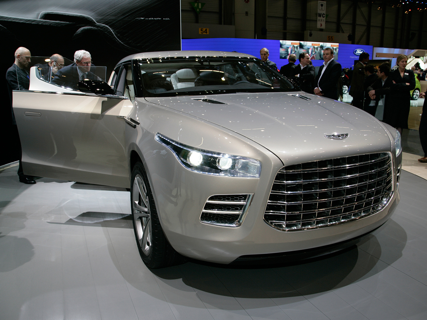 Красивый автомобиль Aston Martin lagonda в Москве