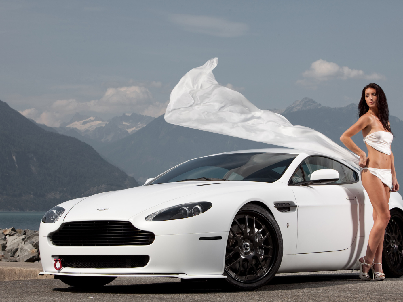 Красивый автомобиль Aston Martin v8 vantage