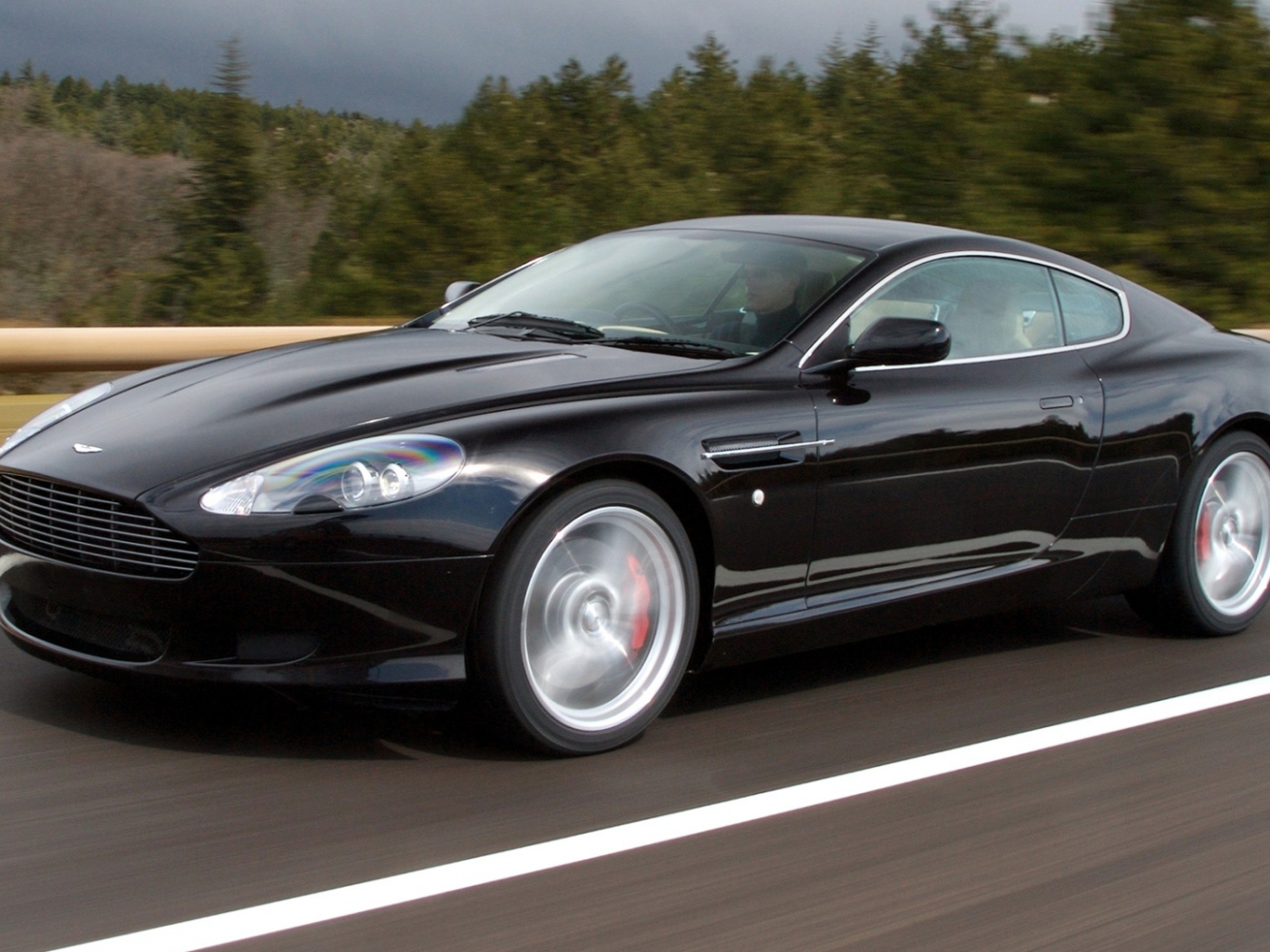 Автомобиль Aston Martin top gear на дороге