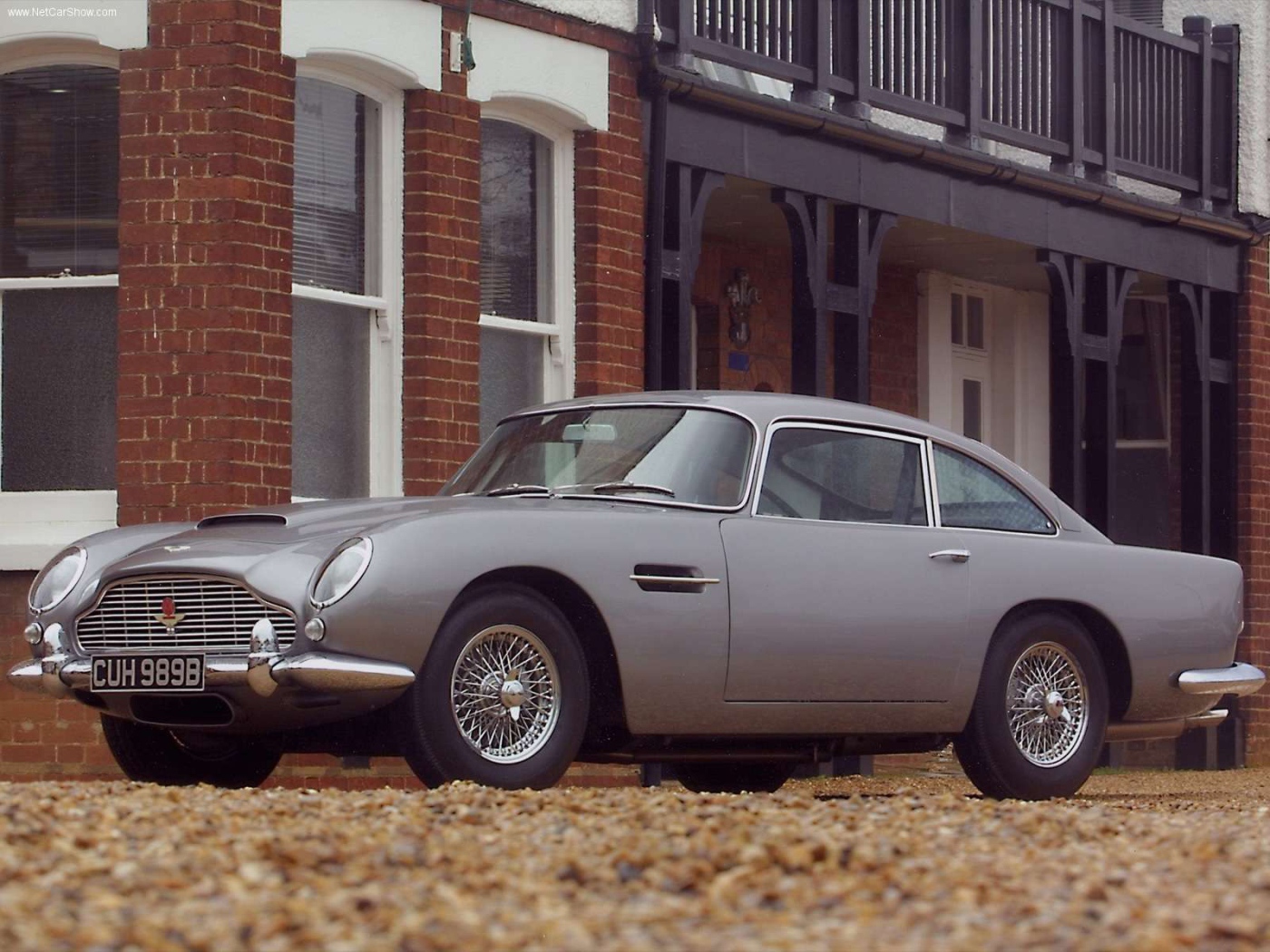 Автомобиль марки Aston Martin модели db5
