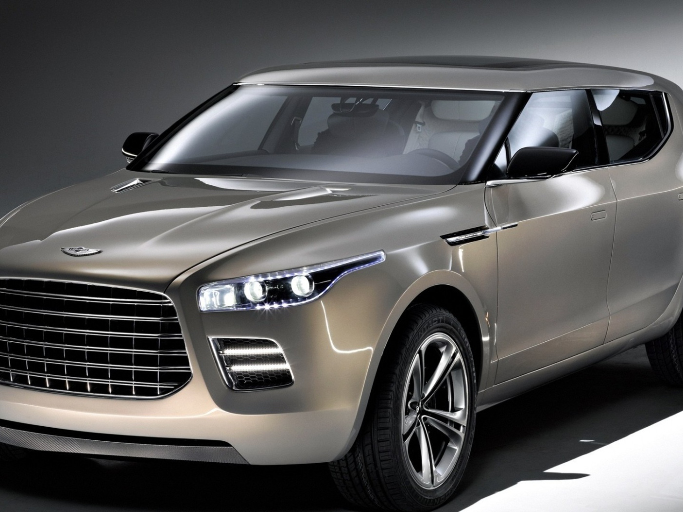 Автомобиль марки Aston Martin модели lagonda