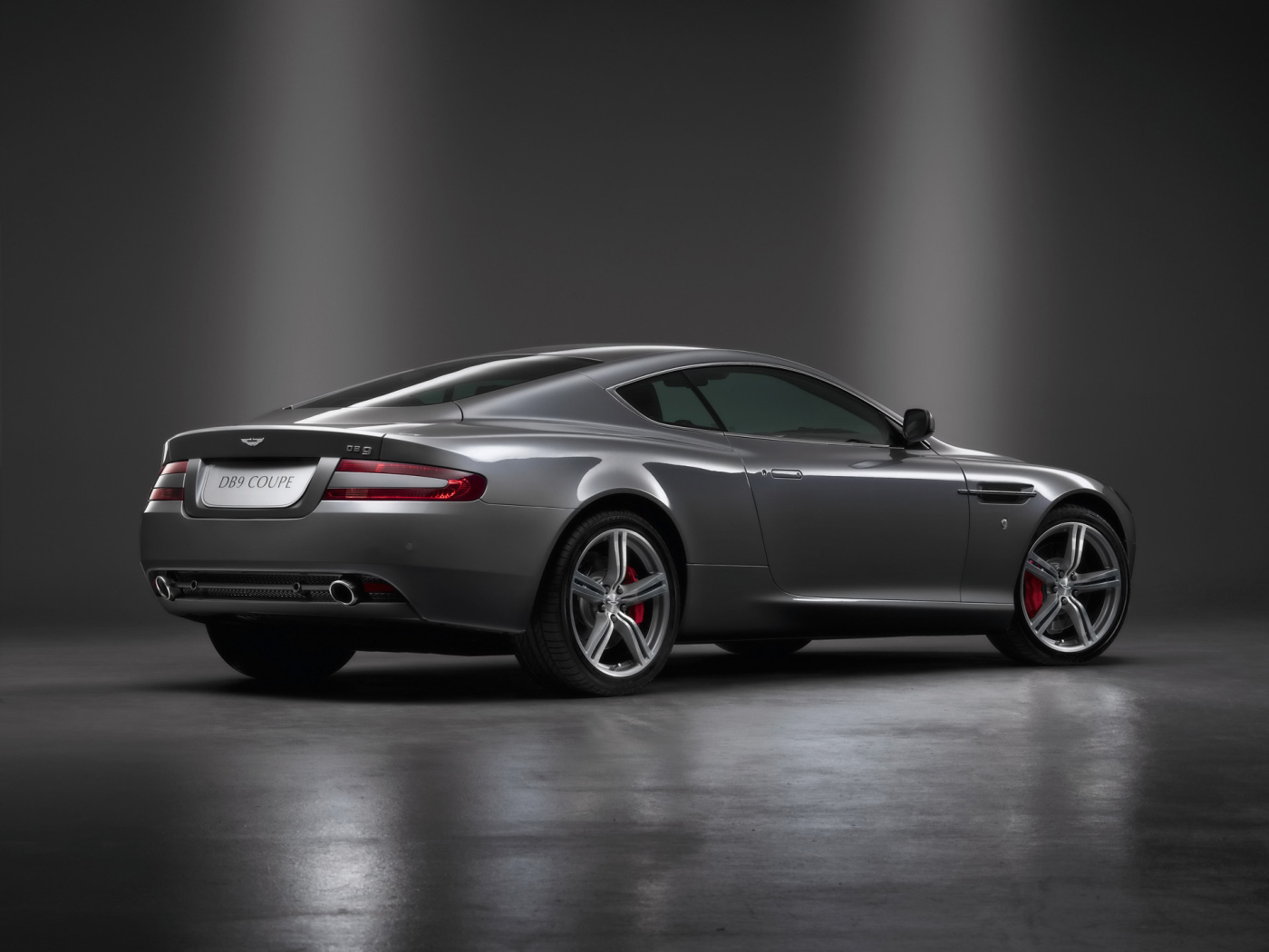 Новый автомобиль Aston Martin db9