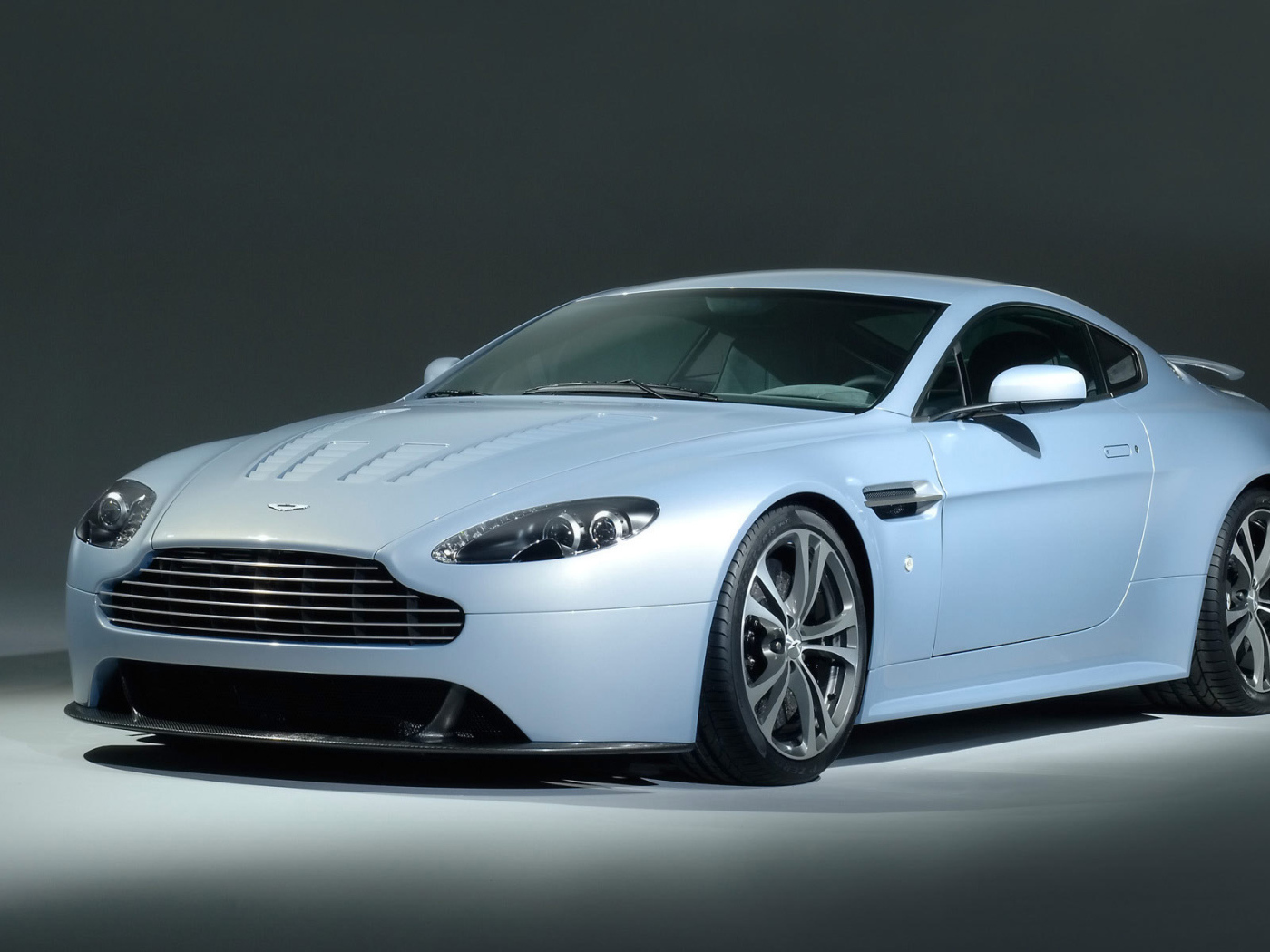 Новый автомобиль Aston Martin v12
