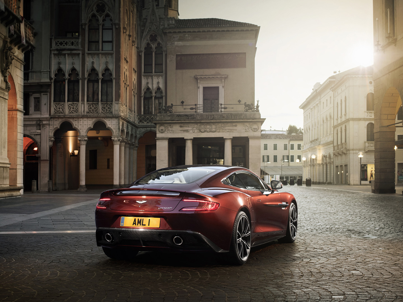 Надежный автомобиль Aston Martin 2013