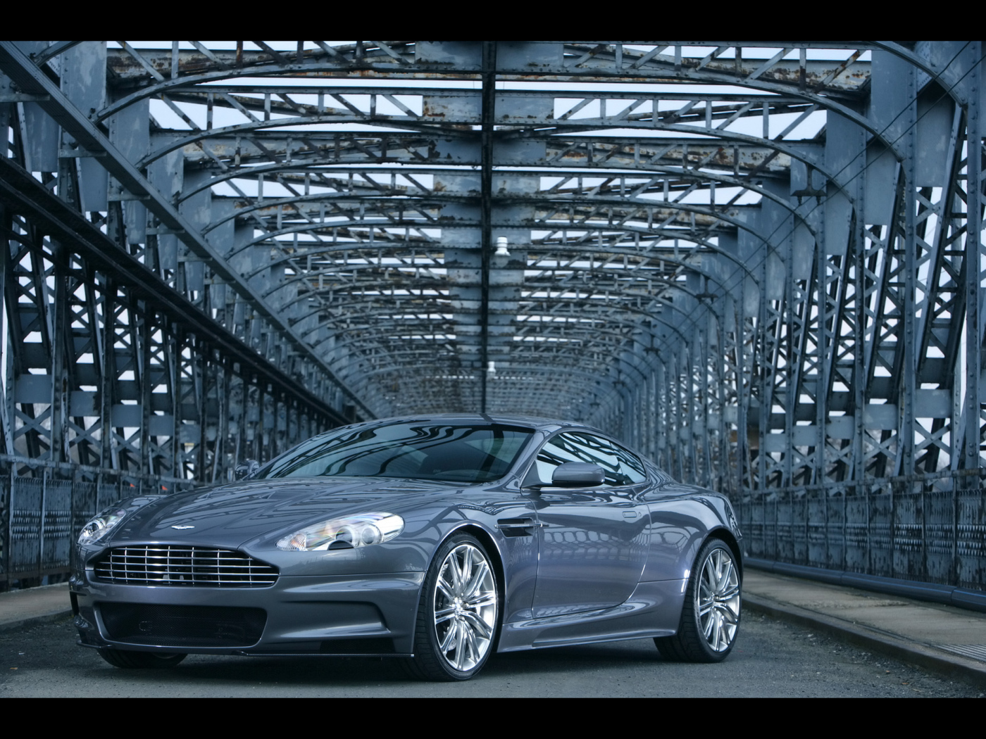Тест драйв автомобиля Aston Martin dbs