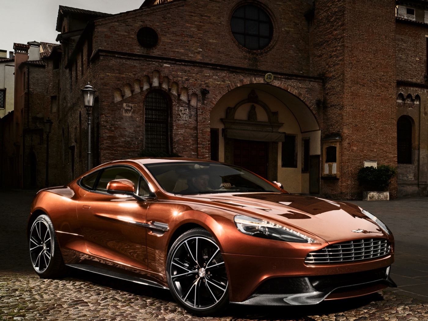 Новая машина Aston Martin vanquish