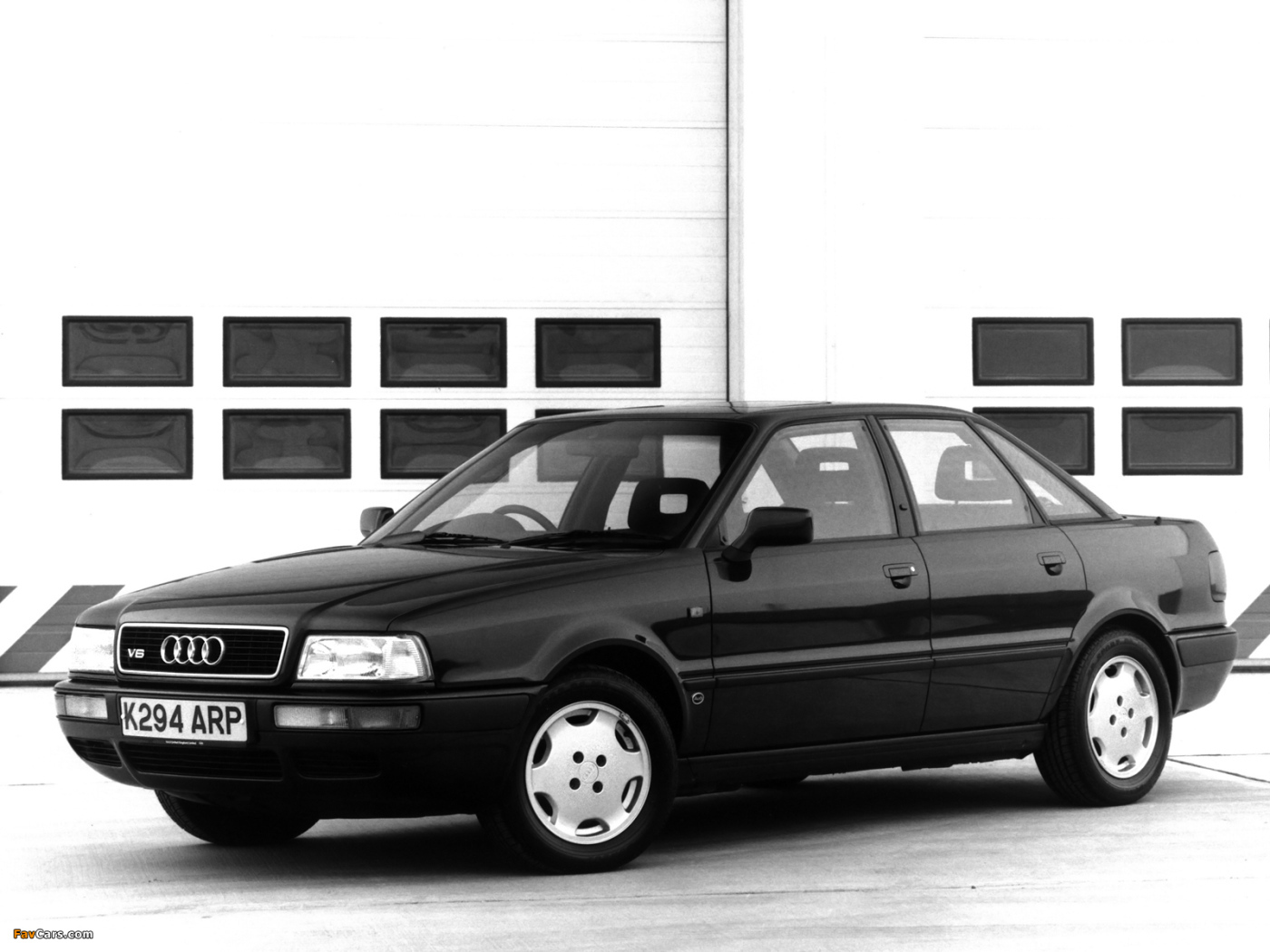 Автомобиль Audi 80 на дороге