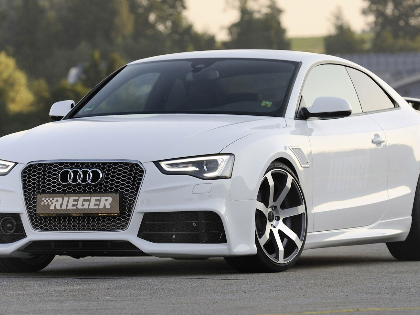 Автомобиль Audi a5 на дороге