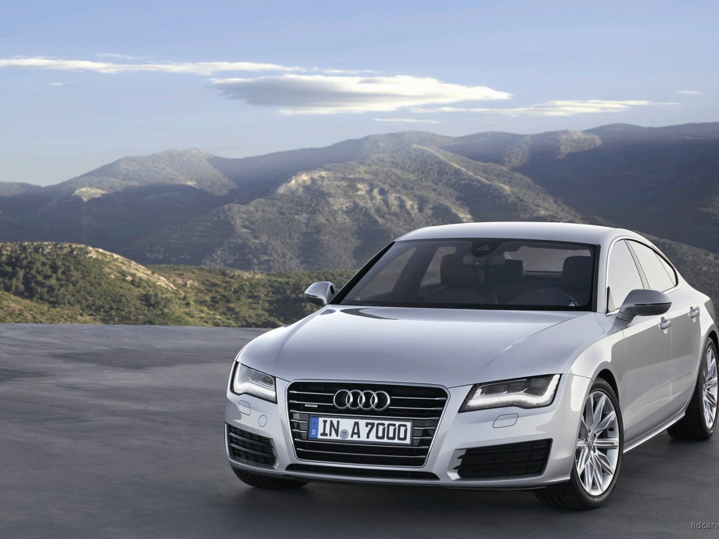 Автомобиль Audi a7 на дороге