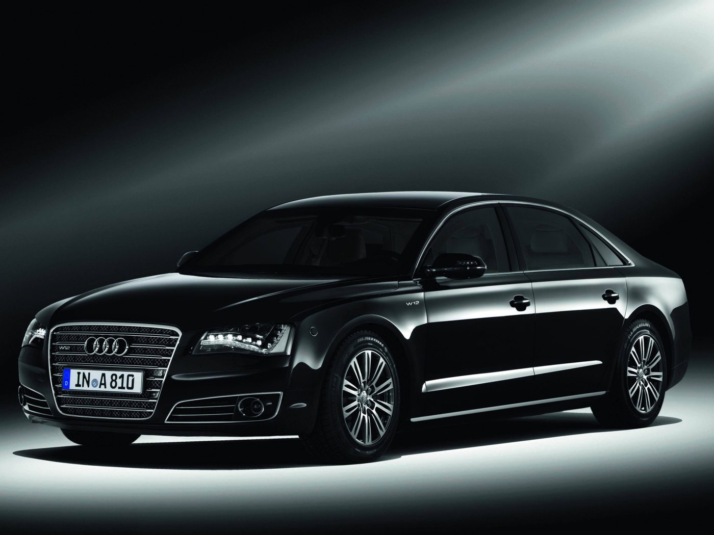Автомобиль Audi a8 на дороге