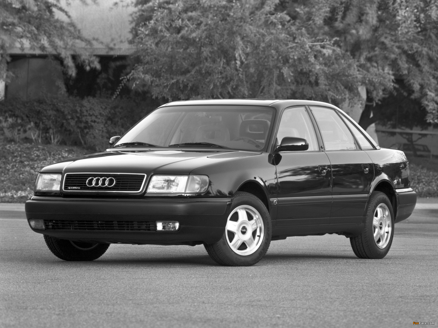 Красивый автомобиль Audi 100
