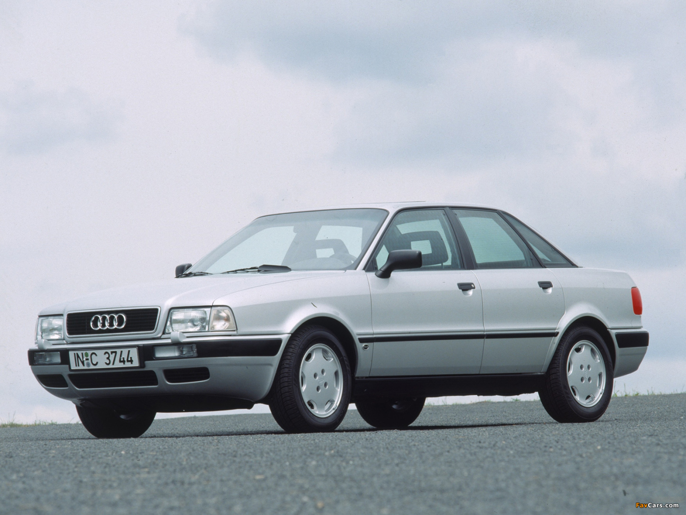 Красивый автомобиль Audi 80