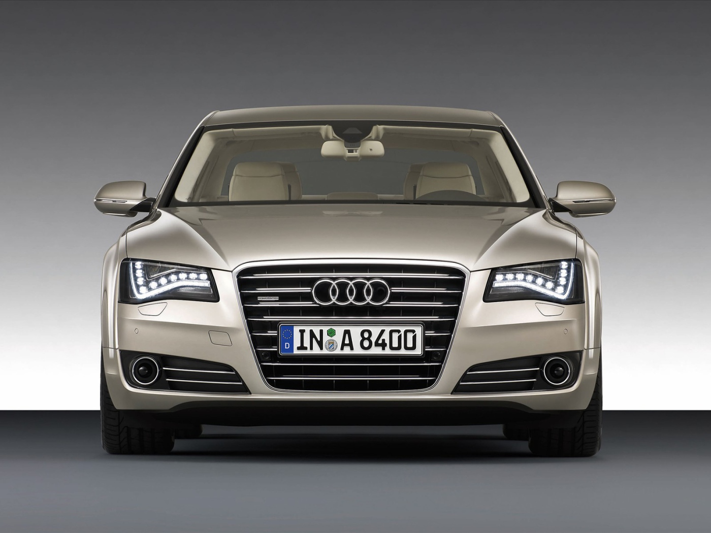Красивый автомобиль Audi a8 в Москве