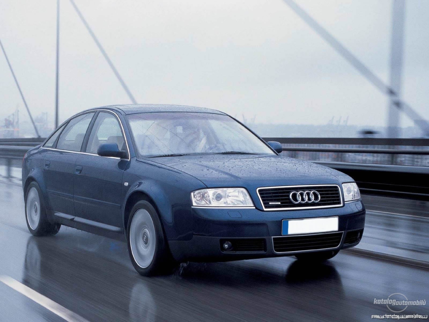 Красивый автомобиль Audi c5