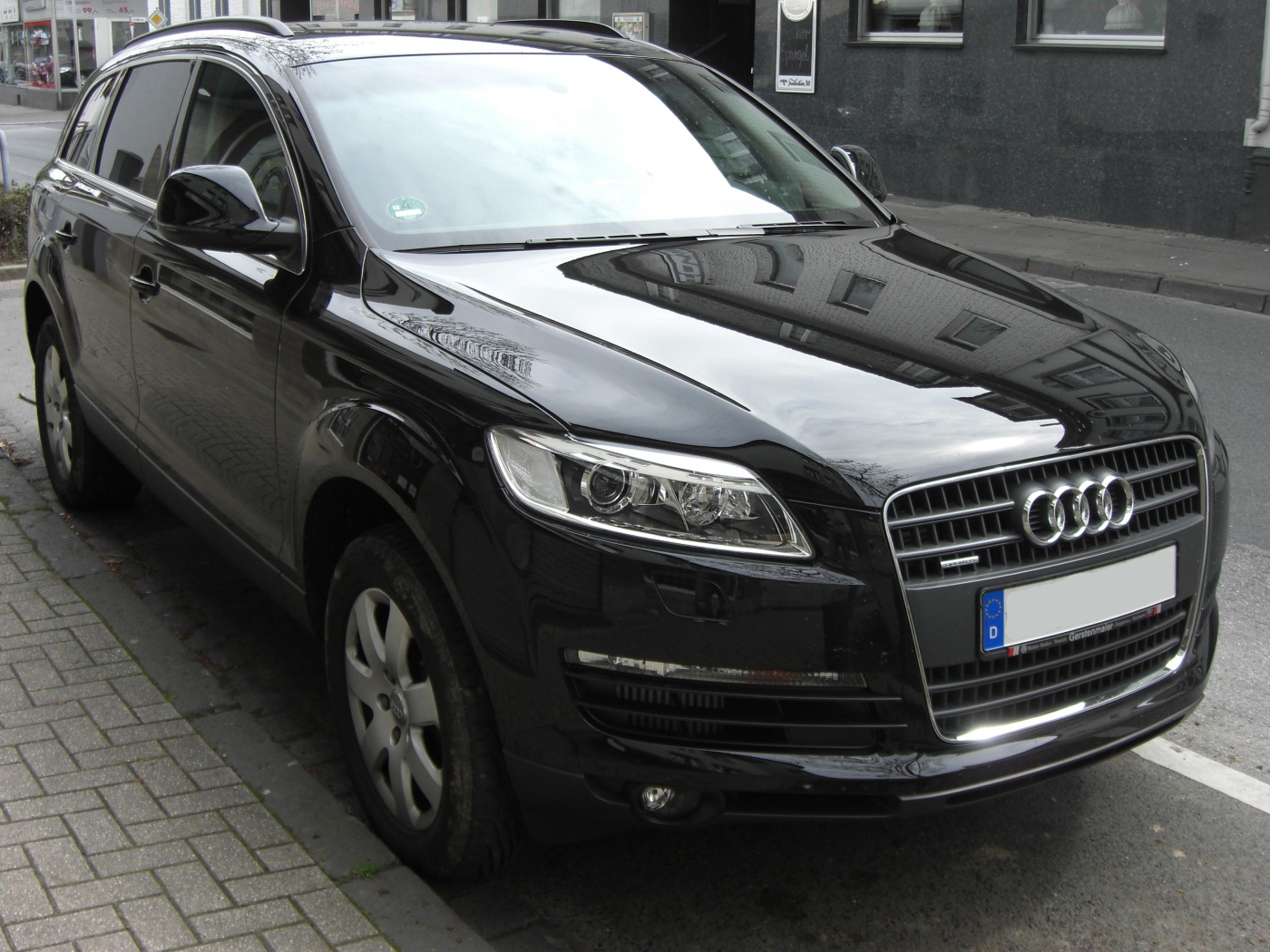 Черный Audi Q7