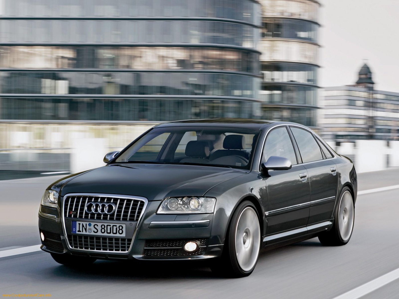 Автомобиль марки Audi модели s8