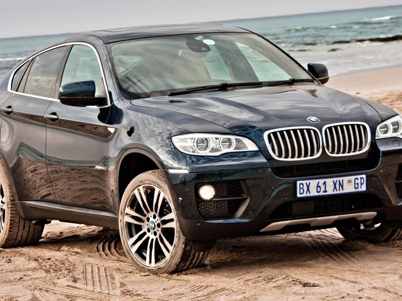 Красивый автомобиль X6 2014 года