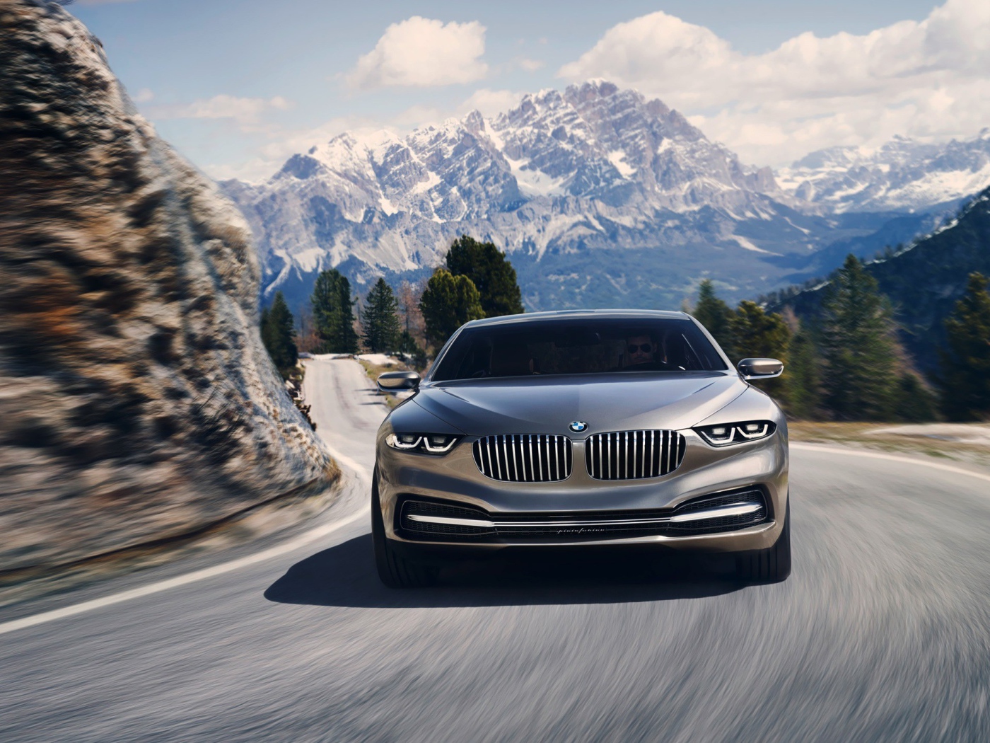 BMW на горной дороге