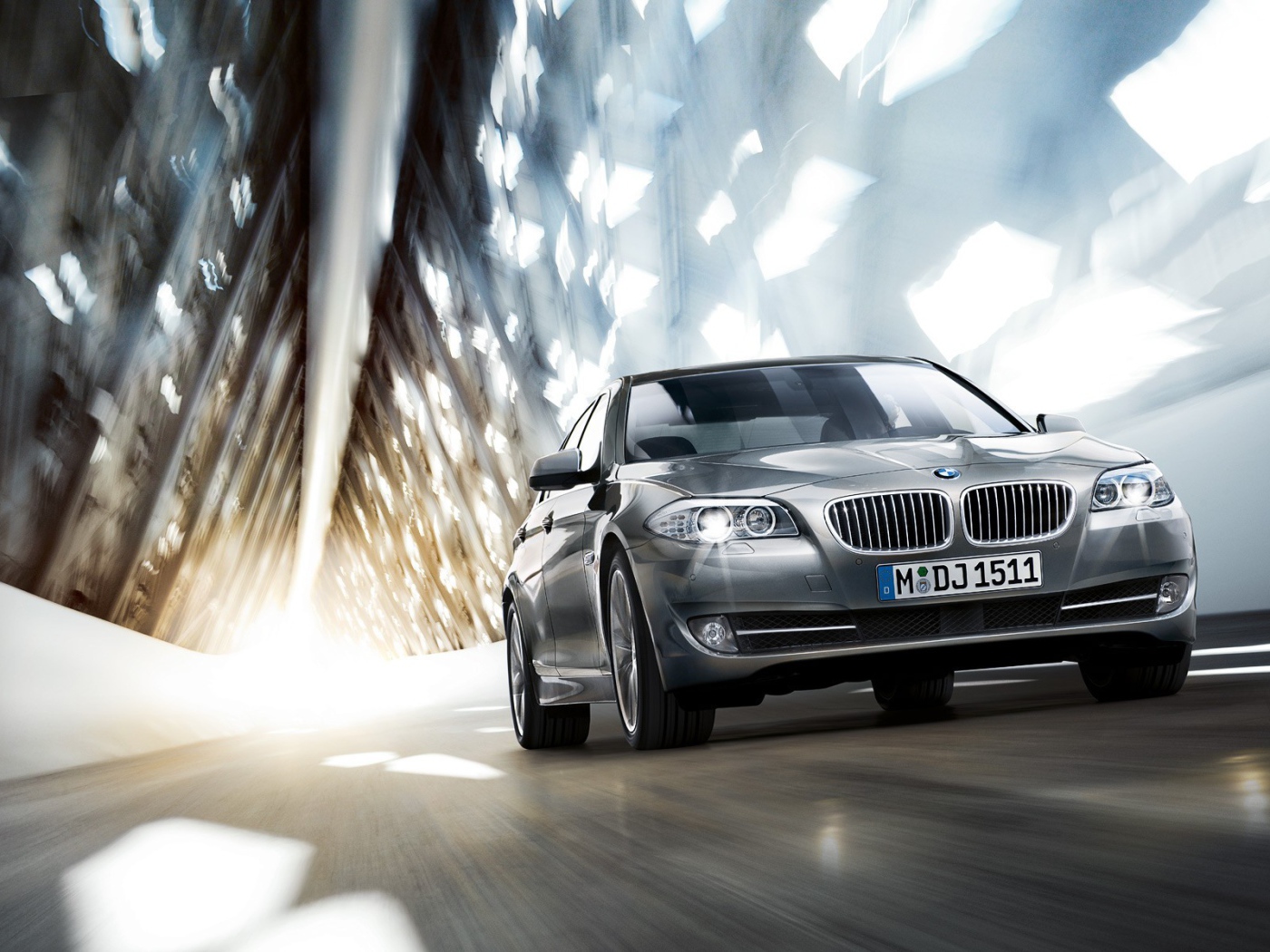 BMW на скоростной трассе