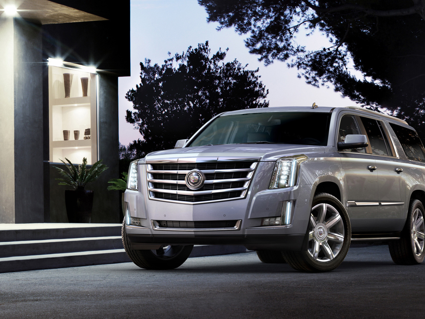 Серебристый Cadillac Escalade 2014