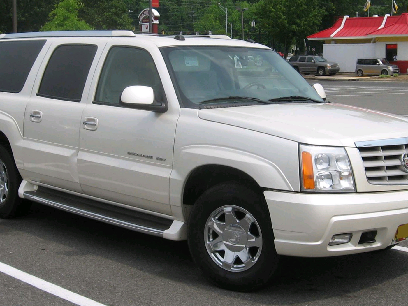 Белый Cadillac Escalade 2014