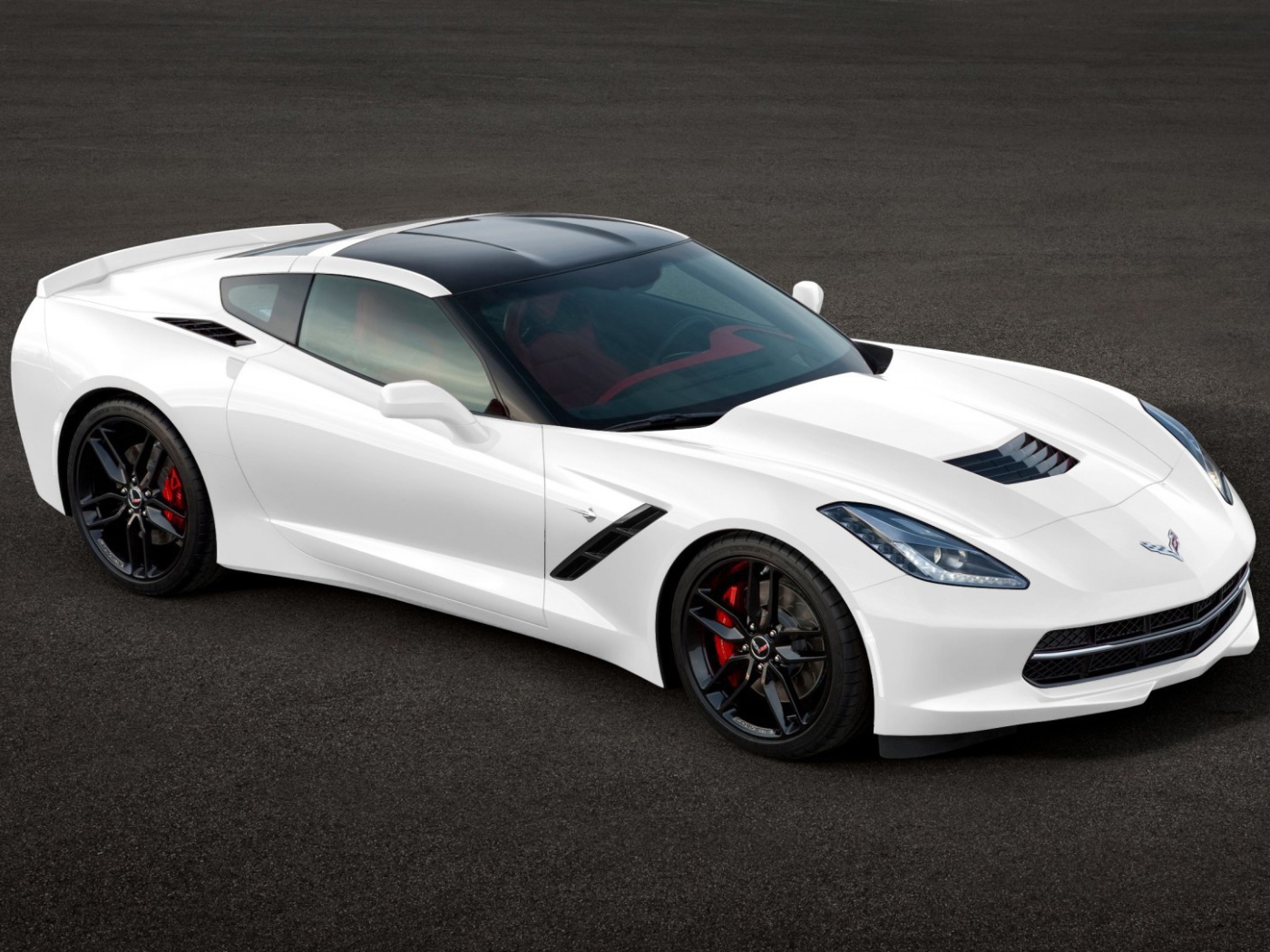 Красивый автомобиль Chevrolet Corvette 2014 года