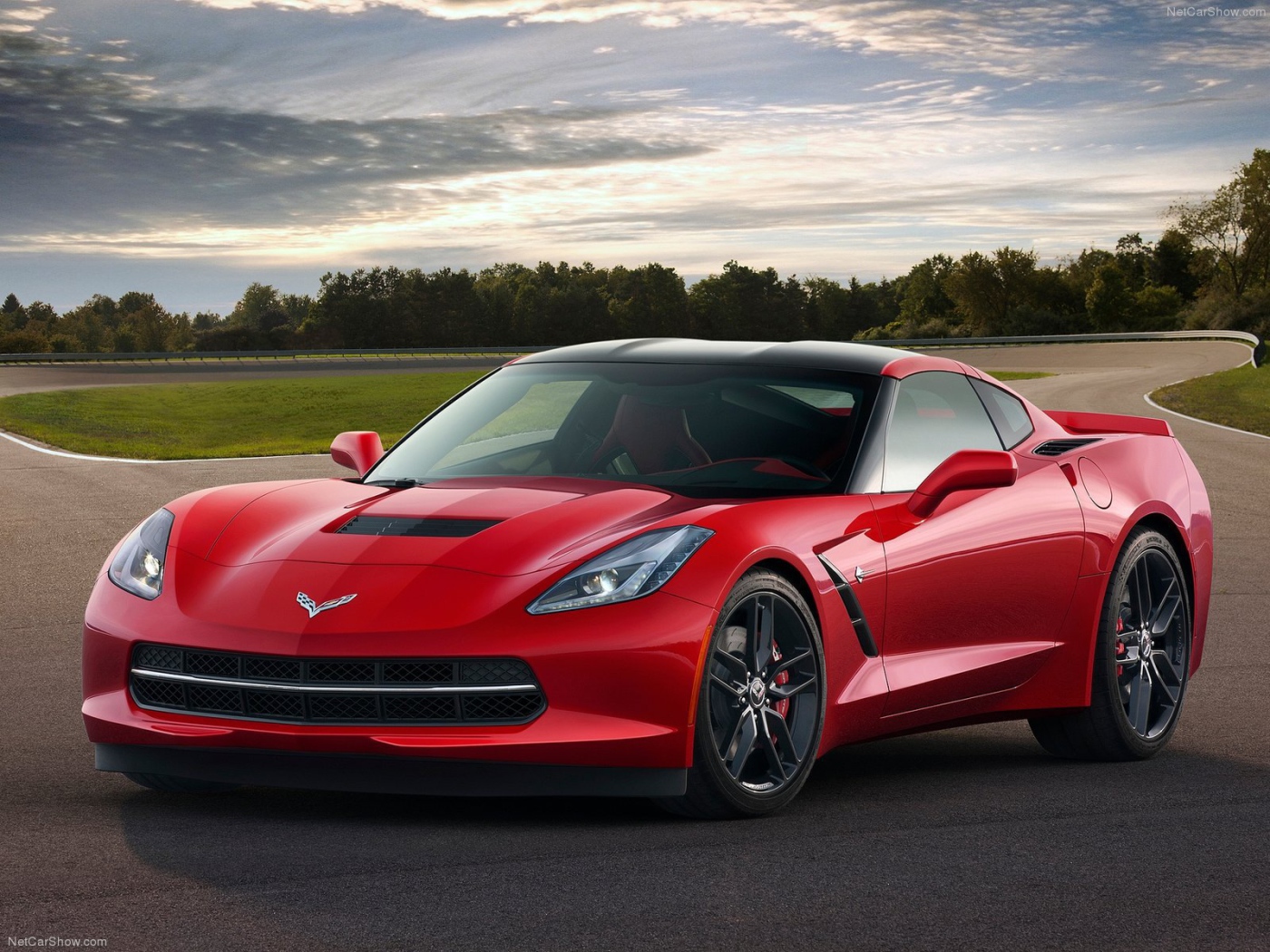 Автомобиль Chevrolet Corvette 2014 года на дороге