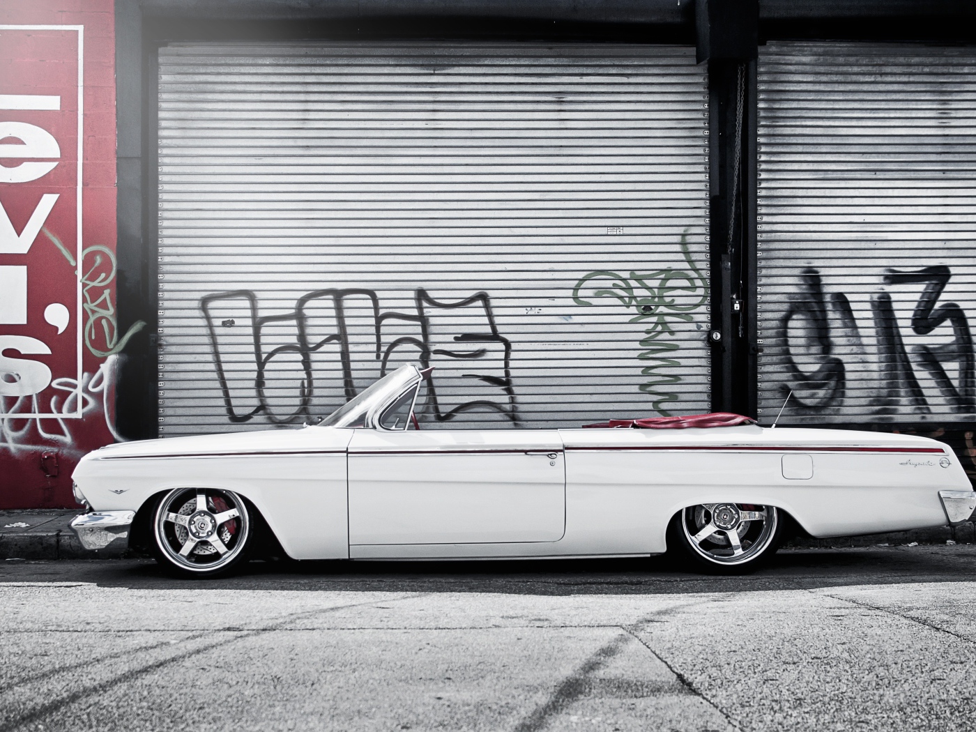 Белый Шевроле импала