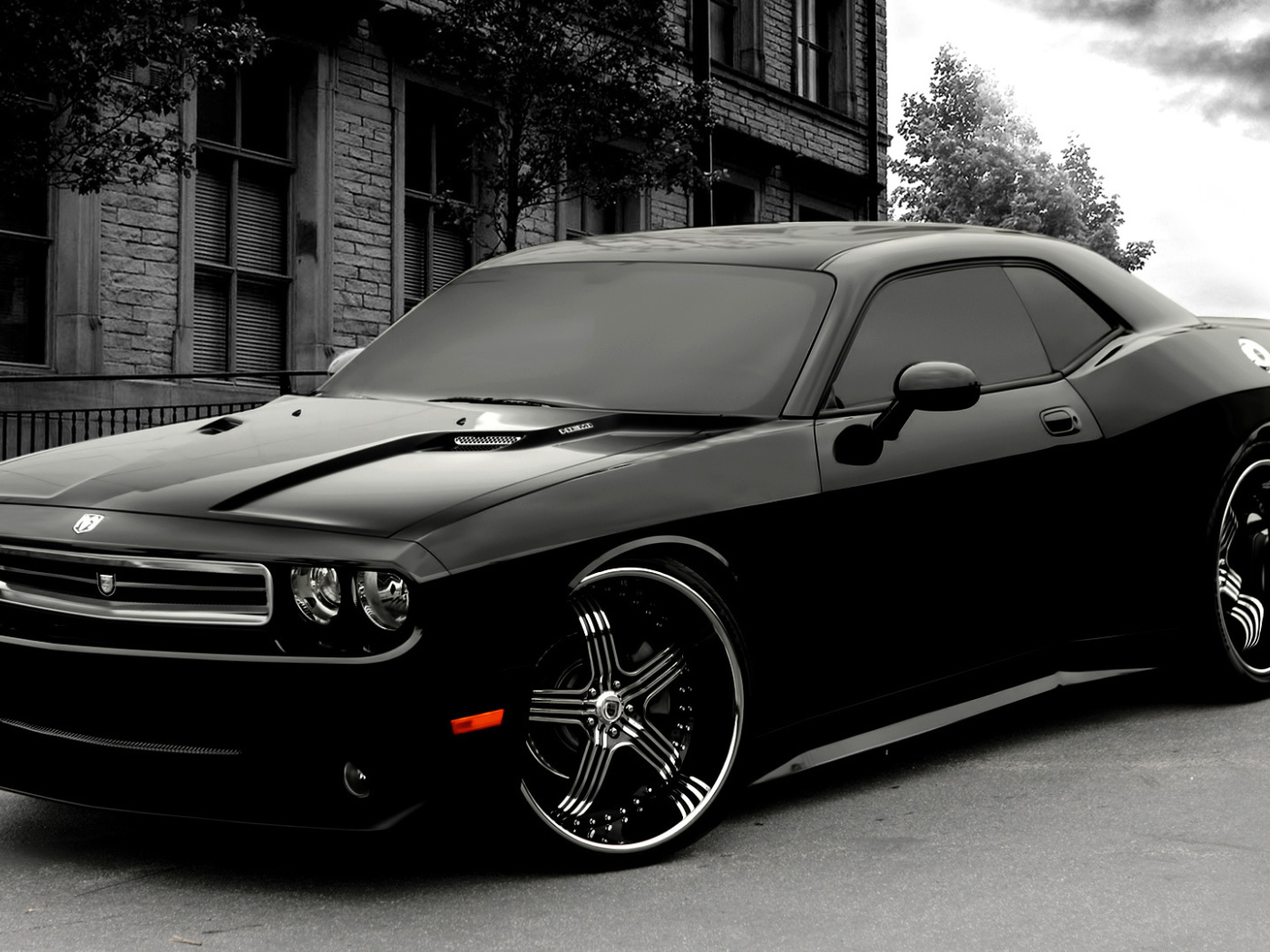 Черный Dodge Challenger