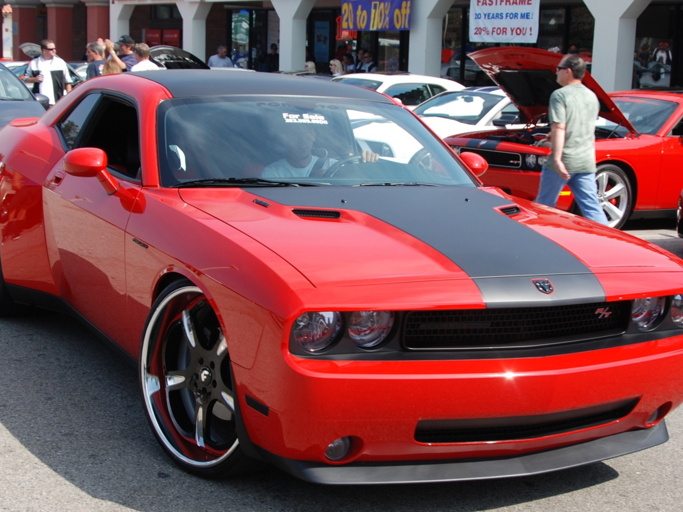 Красный Додж на улице