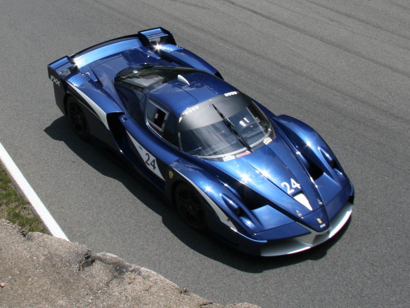 Синий Ferrari FXX