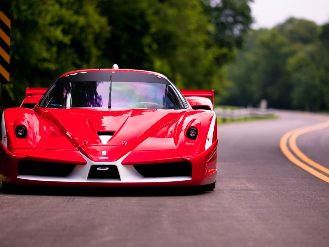 Красный суперкар Феррари