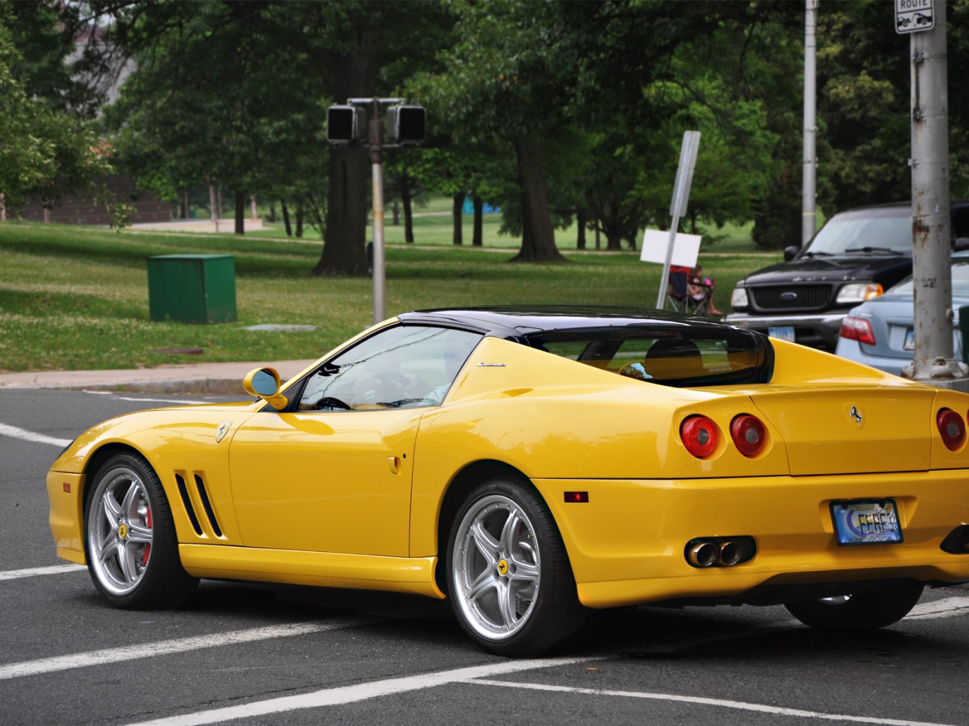 Желтый спортивный Феррари