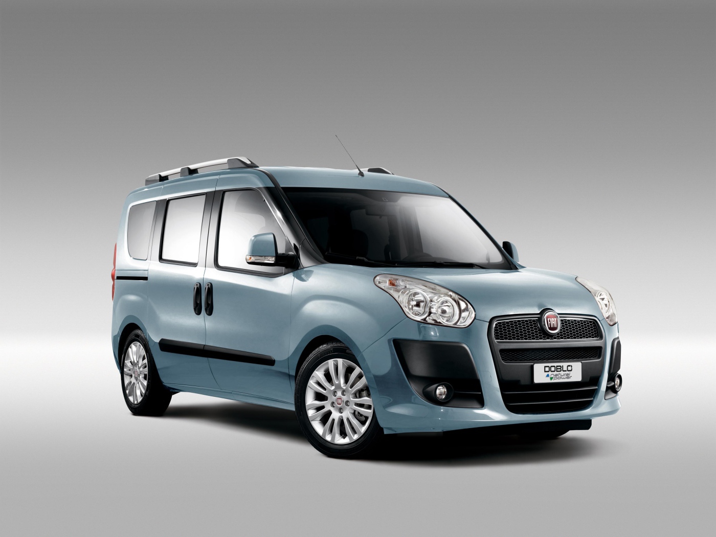 Автомобиль Fiat Doblo на дороге