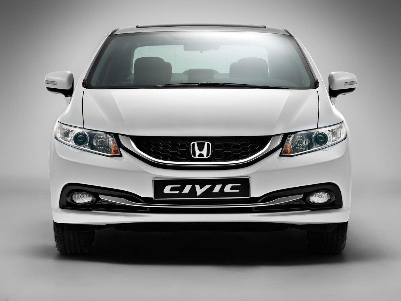 Автомобиль Honda Civic 4D на дороге