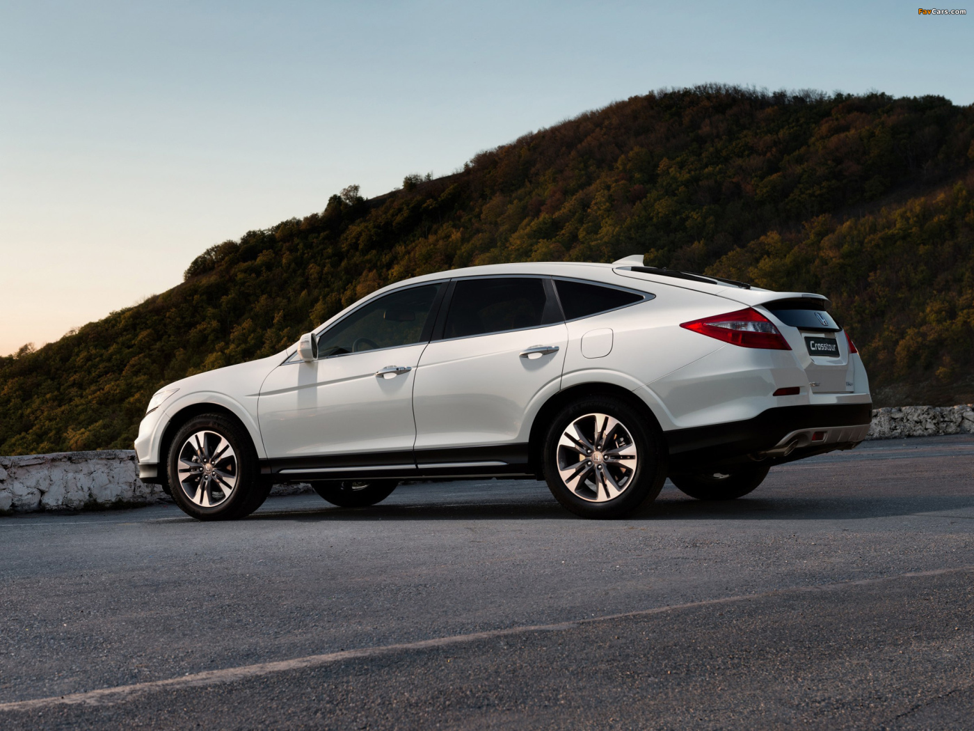 Автомобиль Honda Crosstour на дороге